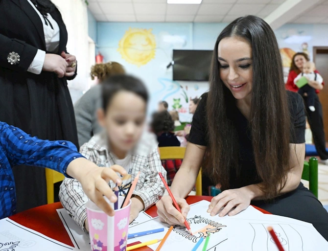 Leyla Əliyeva Tiranada uşaq evində — FOTOLAR Leyla Əliyeva Tiranada uşaq evində — FOTOLAR