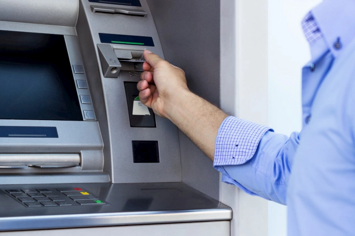 Bankomatdan pul çıxararkən diqqət — 15 saniyə qaydasını çox adam bilmir