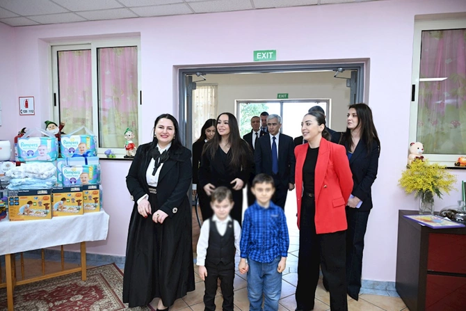 Leyla Əliyeva Tiranada uşaq evində — FOTOLAR Leyla Əliyeva Tiranada uşaq evində — FOTOLAR