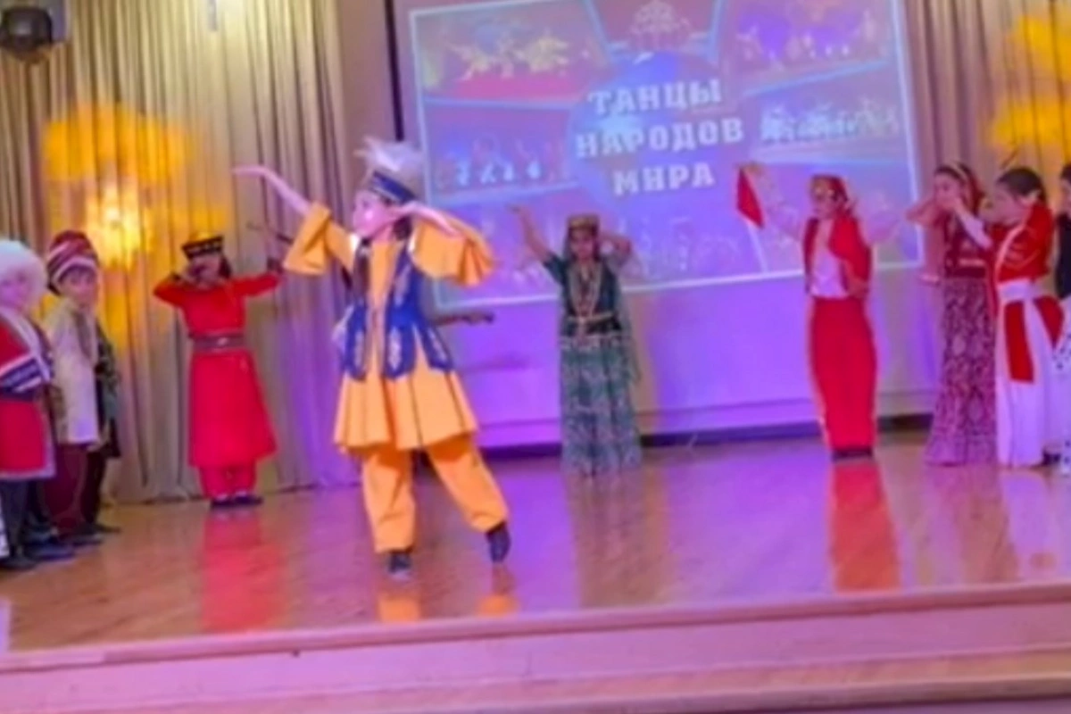 Bakıda Dünya Məktəbində şagirdlərə milli rəqslər öyrədilir — VİDEO