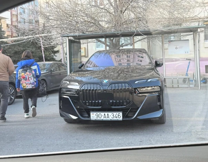 “BMW”ni avtobus dayanacağının içində park edən sürücü - 90-AA-346 — FOTO “BMW”ni avtobus dayanacağının içində park edən sürücü - 90-AA-346 — FOTO