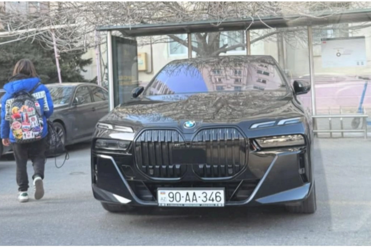 “BMW”ni avtobus dayanacağının içində park edən sürücü - 90-AA-346 — FOTO