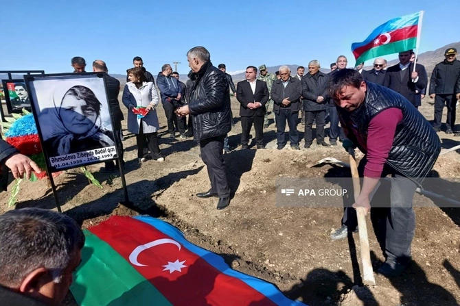 Xocalı soyqırımında itkin düşən qadının qalıqları dəfn edildi — FOTOLAR