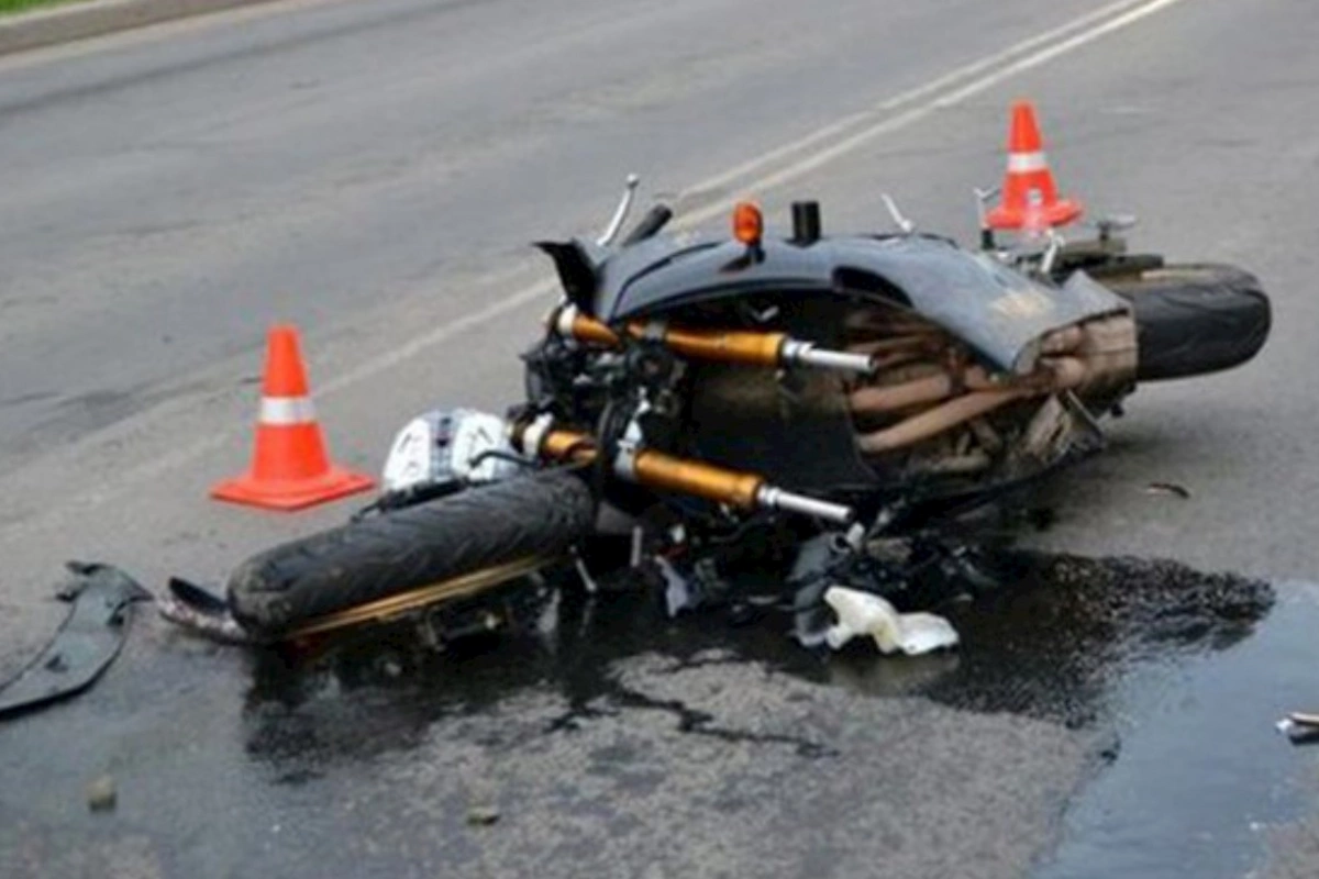 18 yaşlı oğlan motosikleti səkiyə çırpıb öldü