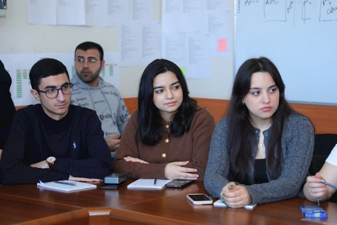 “Nitqin gözəlliyi, orfoqrafiya qaydaları və ifadə-üslub xətaları” mövzusuna həsr olunan təlim keçirilib — FOTOLAR