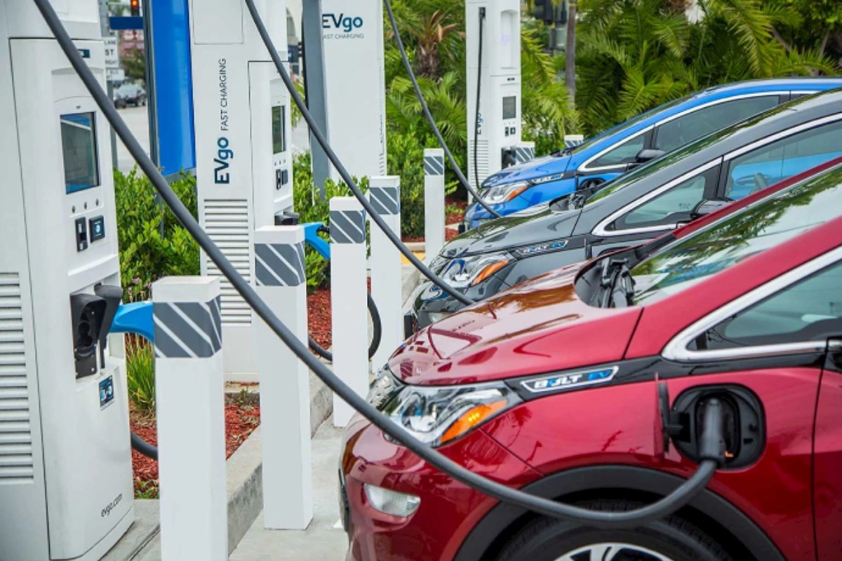 Elektromobillərin sayı artsa da, yanacaq xərcləri azalmır — Səbəb nədir?