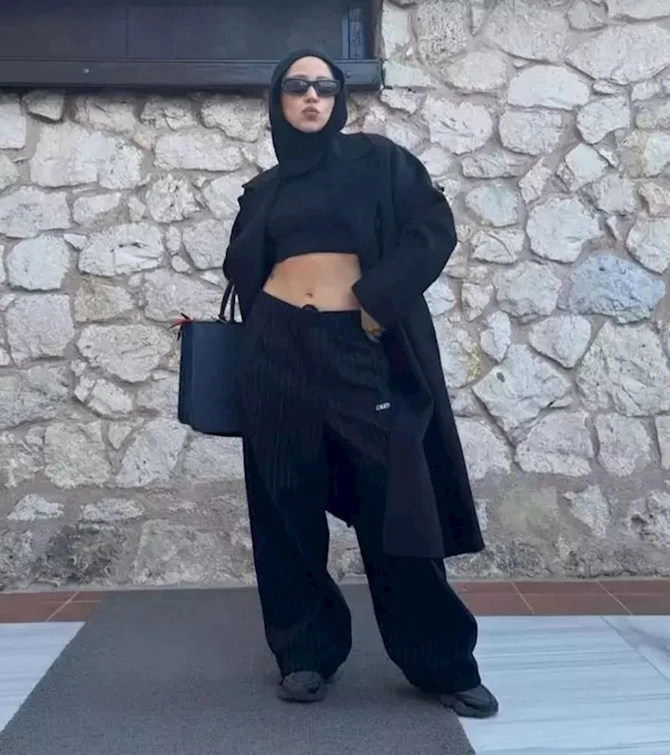 Hicablı, göbəyi açıq şəklinə görə yıxıb-sürüdülər Hicablı, göbəyi açıq şəklinə görə yıxıb-sürüdülər