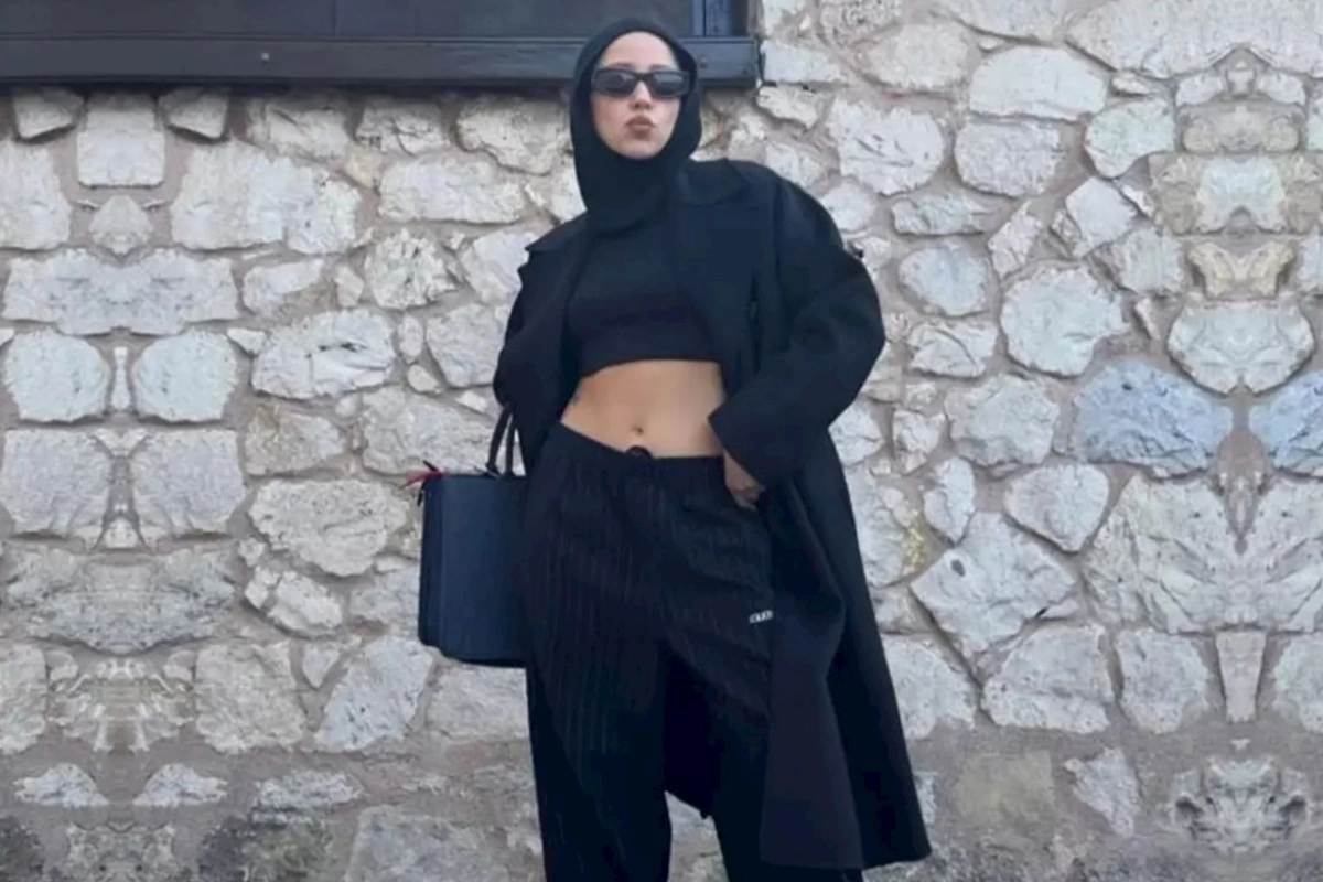 Hicablı, göbəyi açıq şəklinə görə yıxıb-sürüdülər