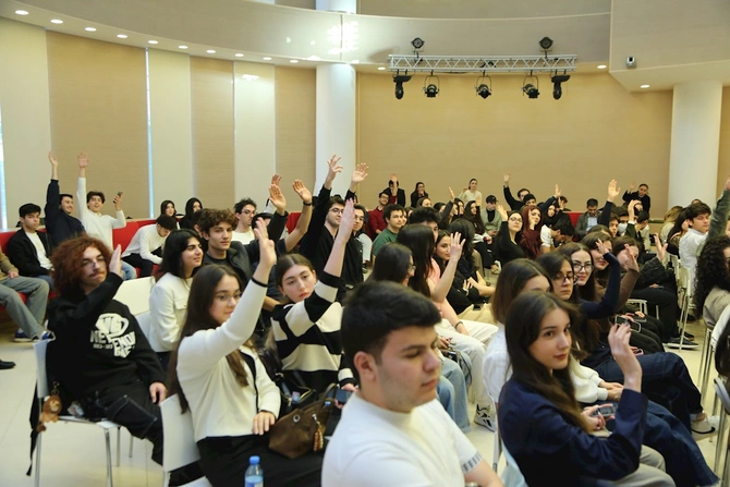 Aydın Talıbov ADA Universitetində tələbələrlə görüşdü — FOTOLAR