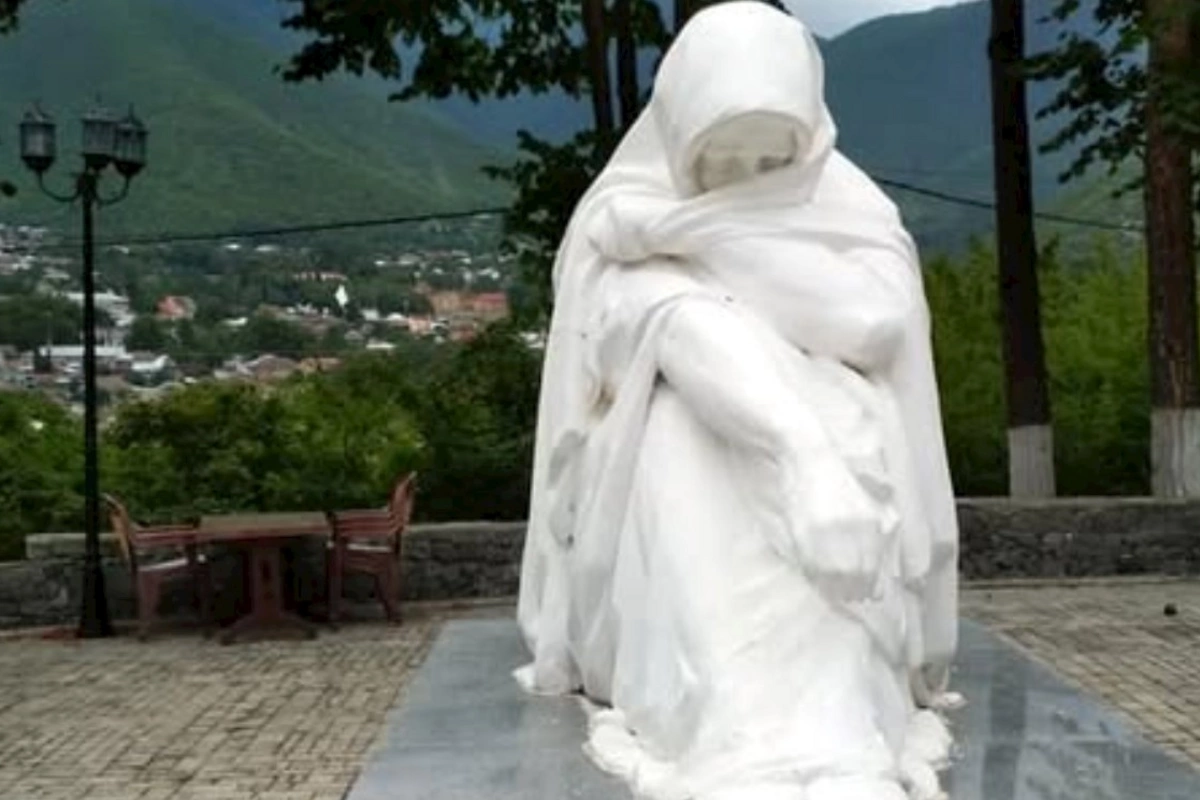 Tacirin qızla əlaqəsi olub — Ana abidəsinin yanında dəhşət yaşandı