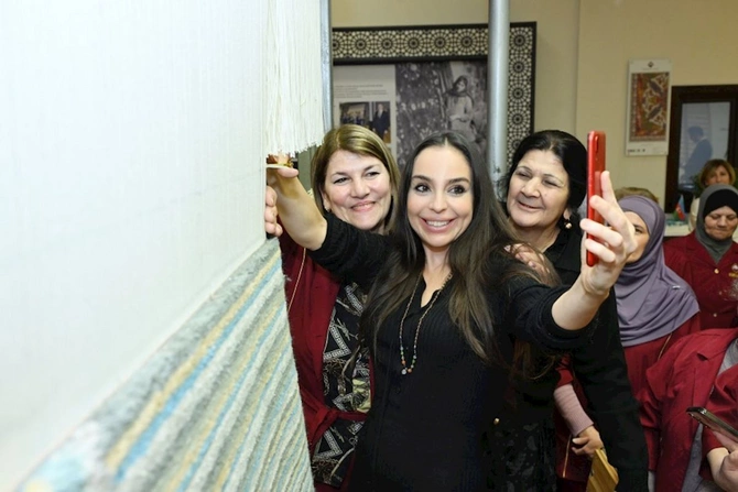 Leyla Əliyeva Şuşa məscidi üçün hazırlanan növbəti xalçaların kəsim mərasimində iştirak edib — FOTOLAR