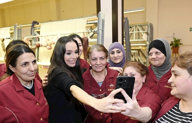 Leyla Əliyeva Şuşa məscidi üçün hazırlanan növbəti xalçaların kəsim mərasimində iştirak edib — FOTOLAR