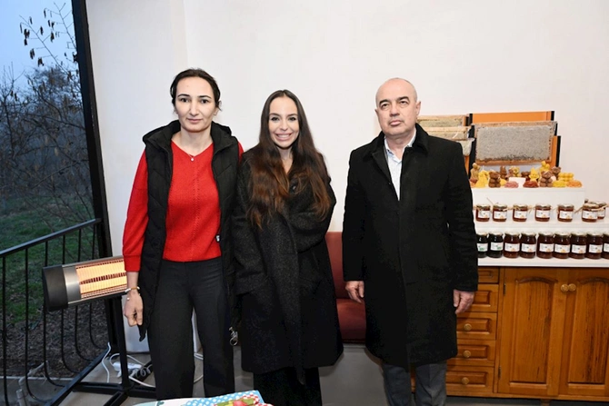 Leyla Əliyeva Qubada arıçı ailəsinin qonağı oldu — FOTOLAR Leyla Əliyeva Qubada arıçı ailəsinin qonağı oldu — FOTOLAR
