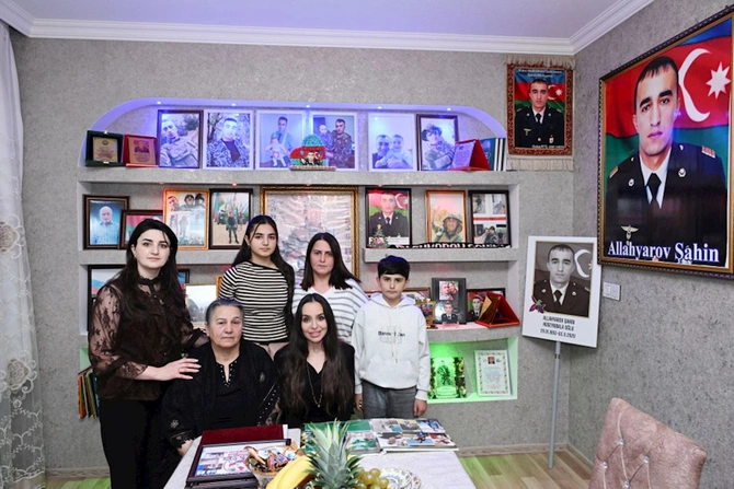 Leyla Əliyeva Vətən Müharibəsi Qəhrəmanı Şahin Allahyarovun ailəsini ziyarət etdi — FOTOLAR