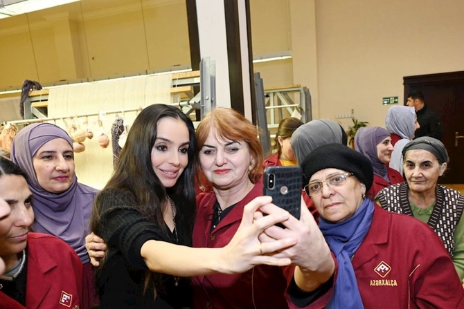 Leyla Əliyeva Şuşa məscidi üçün hazırlanan növbəti xalçaların kəsim mərasimində iştirak edib — FOTOLAR