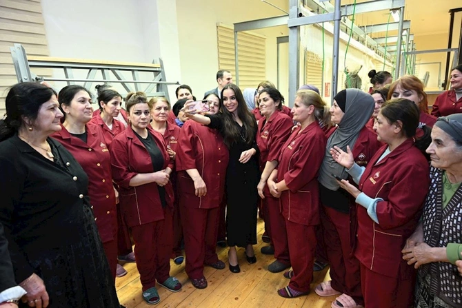 Leyla Əliyeva Şuşa məscidi üçün hazırlanan növbəti xalçaların kəsim mərasimində iştirak edib — FOTOLAR