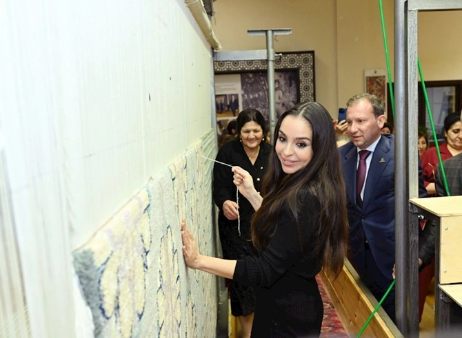Leyla Əliyeva Şuşa məscidi üçün hazırlanan növbəti xalçaların kəsim mərasimində iştirak edib — FOTOLAR