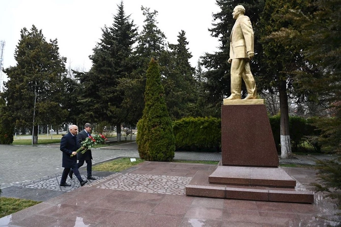 Vüqar Əhmədov Qəbələdə vətəndaşları qəbul edib — FOTO Vüqar Əhmədov Qəbələdə vətəndaşları qəbul edib — FOTO