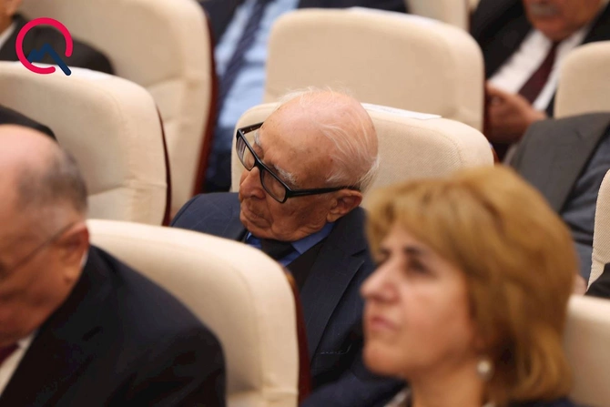 AMEA-da gərgin iclas: Yatmışları razı deyiləm kimsə oyatsın... — FOTOLAR