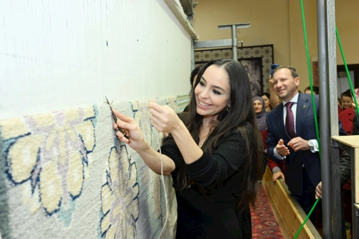 Leyla Əliyeva Şuşa məscidi üçün hazırlanan növbəti xalçaların kəsim mərasimində iştirak edib — FOTOLAR