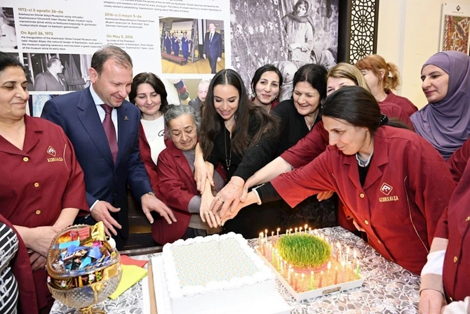 Leyla Əliyeva Şuşa məscidi üçün hazırlanan növbəti xalçaların kəsim mərasimində iştirak edib — FOTOLAR