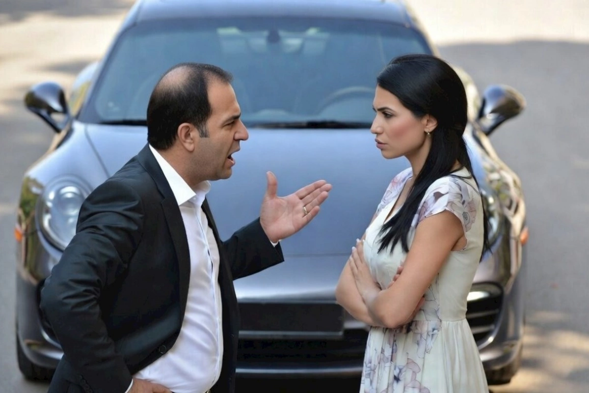 Boşanmış müğənniyə hədiyyə edilən Porsche və çeynənmiş ailə dəyərləri...