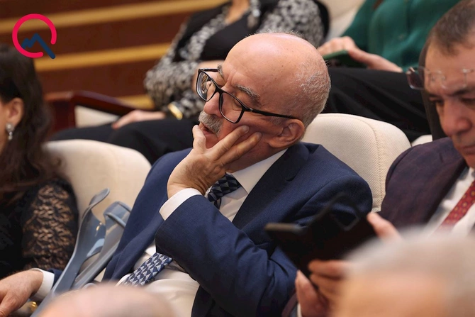 AMEA-da gərgin iclas: Yatmışları razı deyiləm kimsə oyatsın... — FOTOLAR