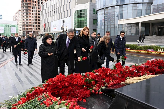 Mədəniyyət Nazirliyinin kollektivi Xocalı soyqırımı abidəsini ziyarət etdi — FOTOLAR
