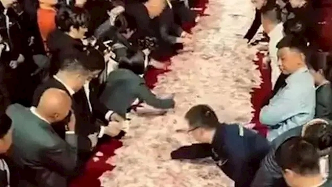 26 milyon dolları yerə səpdi — Kim nə qədər götürə bilirsə, götürsün (FOTO) 26 milyon dolları yerə səpdi — Kim nə qədər götürə bilirsə, götürsün (FOTO)