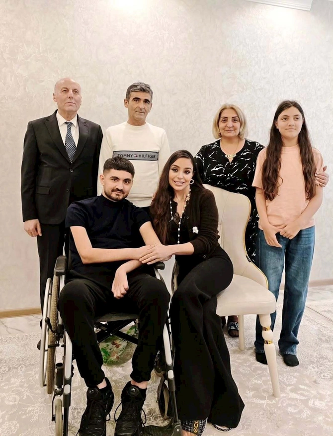 Leyla Əliyeva qızı ilə Rəvan Əzizovun evində — FOTOLAR Leyla Əliyeva qızı ilə Rəvan Əzizovun evində — FOTOLAR