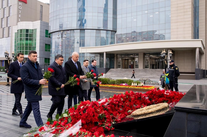 ADY rəhbərliyi “Ana harayı” abidəsini ziyarət etdi — FOTOLAR