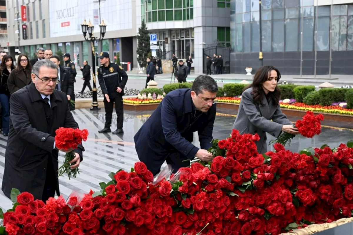 MEDİA-nın kollektivi Ana harayı abidəsini ziyarət etdi — FOTOLAR