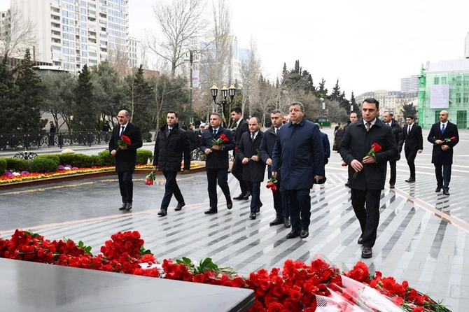 Mədəniyyət Nazirliyinin kollektivi Xocalı soyqırımı abidəsini ziyarət etdi — FOTOLAR Mədəniyyət Nazirliyinin kollektivi Xocalı soyqırımı abidəsini ziyarət etdi — FOTOLAR