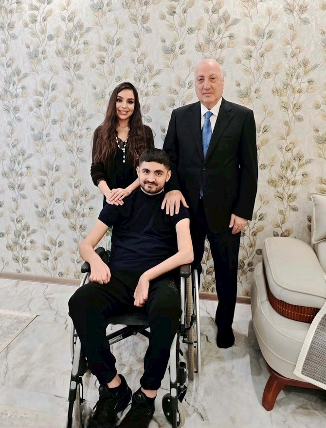 Leyla Əliyeva qızı ilə Rəvan Əzizovun evində — FOTOLAR Leyla Əliyeva qızı ilə Rəvan Əzizovun evində — FOTOLAR
