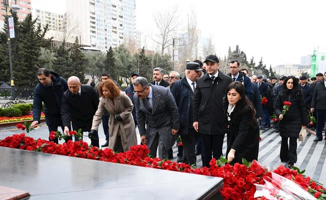 Mədəniyyət Nazirliyinin kollektivi Xocalı soyqırımı abidəsini ziyarət etdi — FOTOLAR