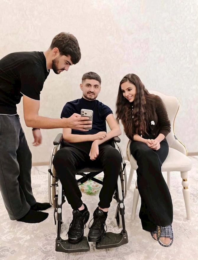 Leyla Əliyeva qızı ilə Rəvan Əzizovun evində — FOTOLAR Leyla Əliyeva qızı ilə Rəvan Əzizovun evində — FOTOLAR