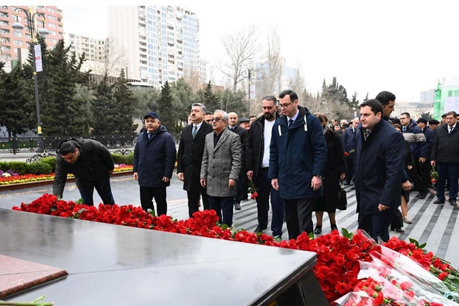 Mədəniyyət Nazirliyinin kollektivi Xocalı soyqırımı abidəsini ziyarət etdi — FOTOLAR