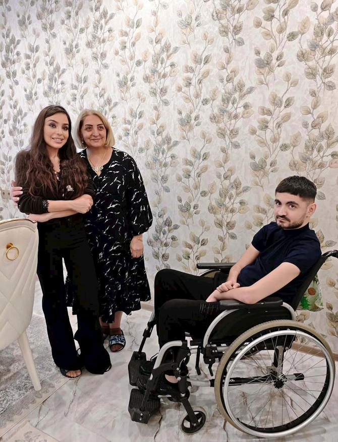 Leyla Əliyeva qızı ilə Rəvan Əzizovun evində — FOTOLAR Leyla Əliyeva qızı ilə Rəvan Əzizovun evində — FOTOLAR