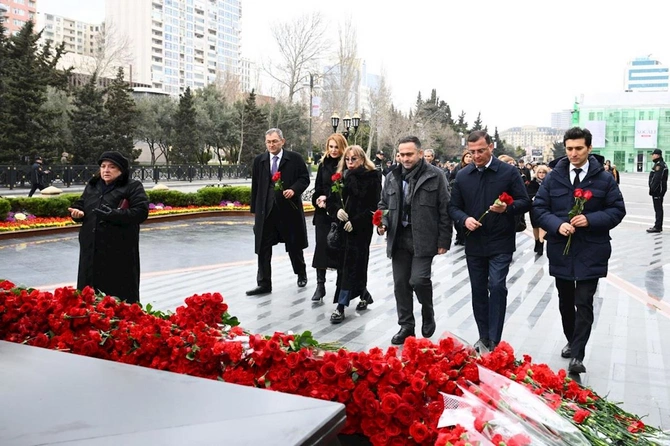 Mədəniyyət Nazirliyinin kollektivi Xocalı soyqırımı abidəsini ziyarət etdi — FOTOLAR