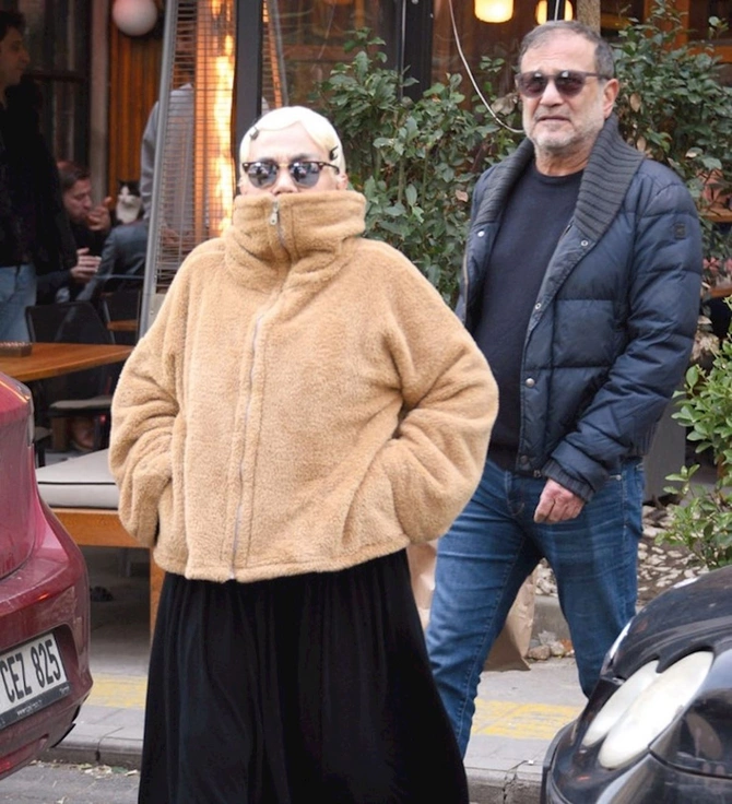 71 yaşlı Sezen Aksu sevgilisi ilə görüntüləndi — FOTO 71 yaşlı Sezen Aksu sevgilisi ilə görüntüləndi — FOTO