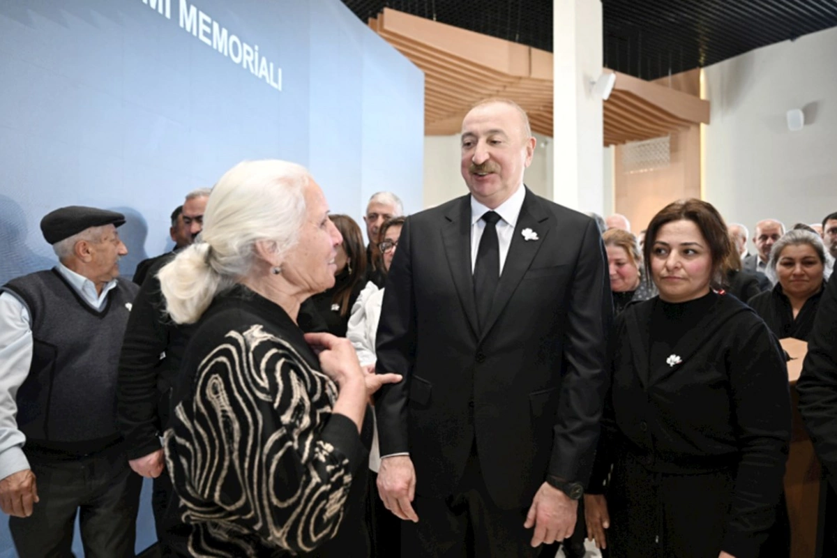 “Razı olarsınızmı boynunuzu qucaqlayıb, üzünüzdən öpüm?”
