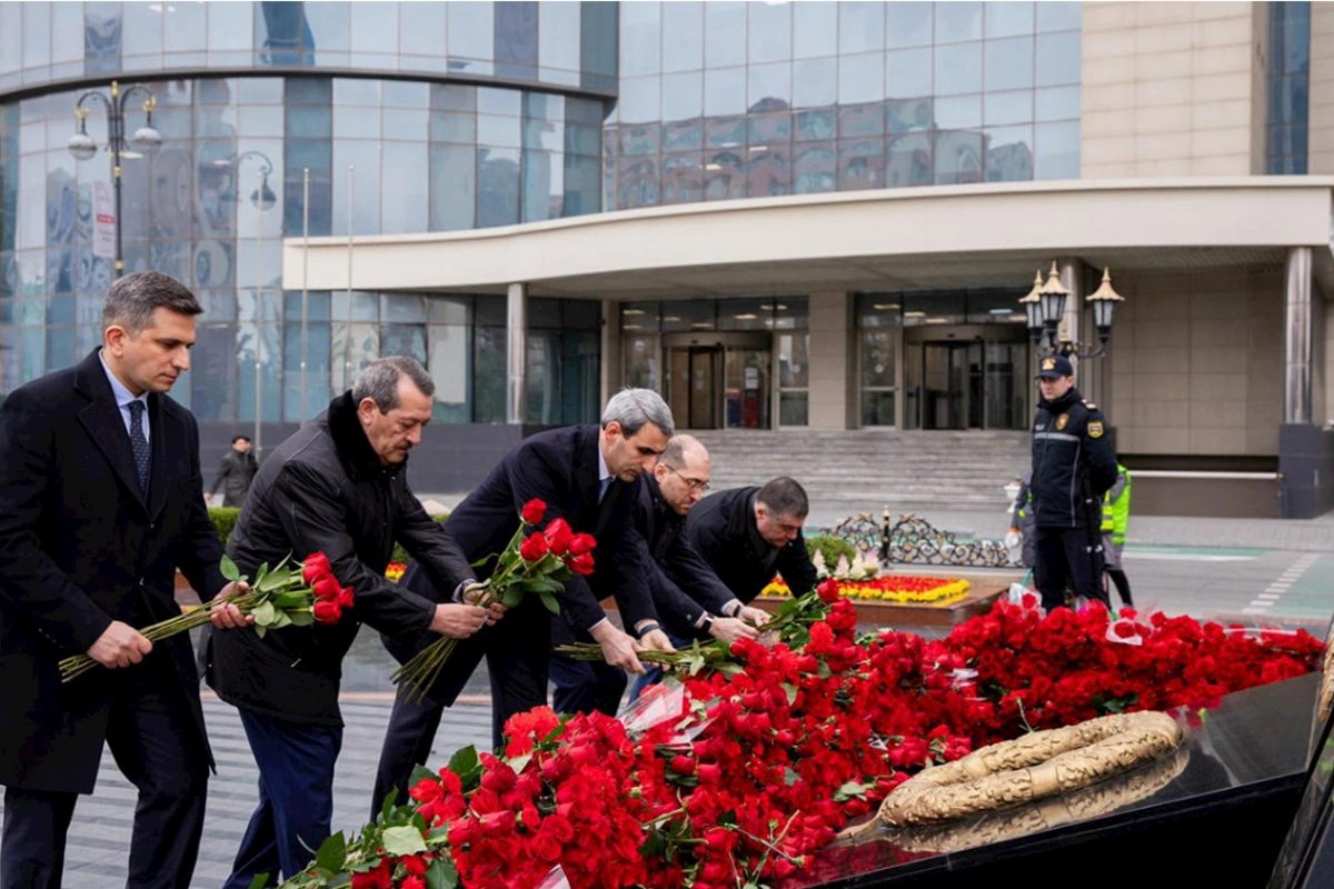ADY rəhbərliyi “Ana harayı” abidəsini ziyarət etdi — FOTOLAR