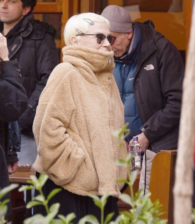 71 yaşlı Sezen Aksu sevgilisi ilə görüntüləndi — FOTO 71 yaşlı Sezen Aksu sevgilisi ilə görüntüləndi — FOTO