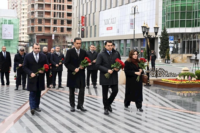 Mədəniyyət Nazirliyinin kollektivi Xocalı soyqırımı abidəsini ziyarət etdi — FOTOLAR Mədəniyyət Nazirliyinin kollektivi Xocalı soyqırımı abidəsini ziyarət etdi — FOTOLAR