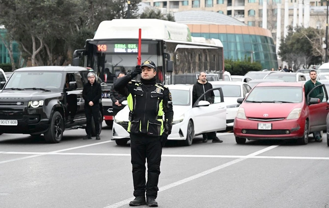 Xocalı soyqırımı qurbanlarının xatirəsi bir dəqiqəlik sükutla yad olundu — FOTOLAR