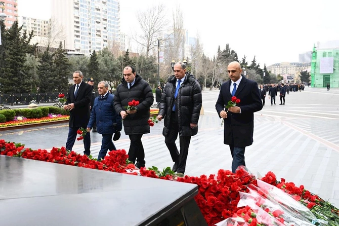 Mədəniyyət Nazirliyinin kollektivi Xocalı soyqırımı abidəsini ziyarət etdi — FOTOLAR
