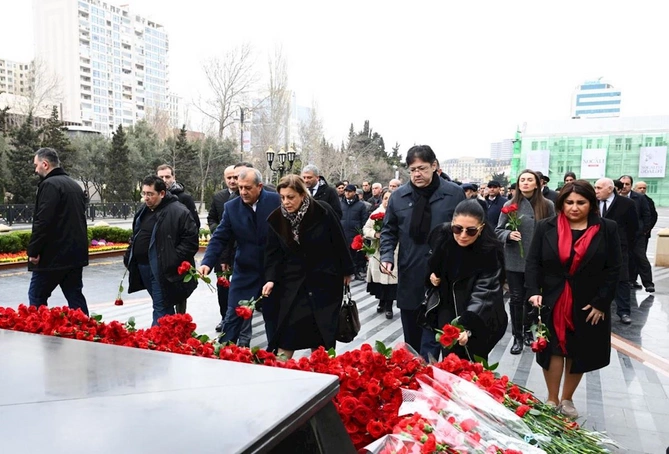 Mədəniyyət Nazirliyinin kollektivi Xocalı soyqırımı abidəsini ziyarət etdi — FOTOLAR