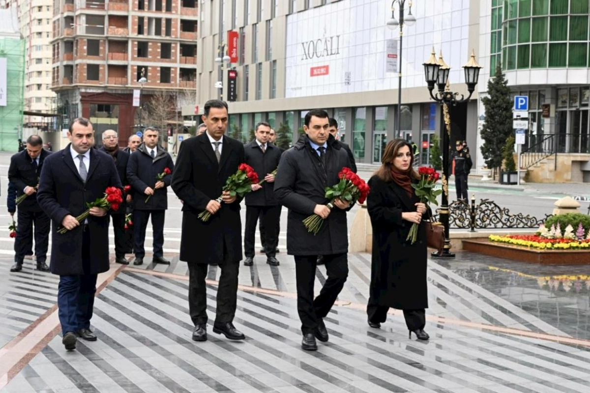 Mədəniyyət Nazirliyinin kollektivi Xocalı soyqırımı abidəsini ziyarət etdi — FOTOLAR