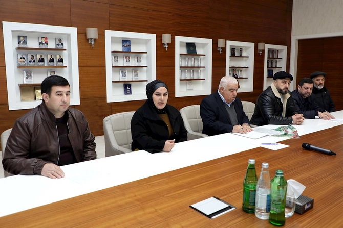 “Azəriqaz”ın baş direktoru Xızıda vətəndaş qəbulu keçirdi — FOTOLAR “Azəriqaz”ın baş direktoru Xızıda vətəndaş qəbulu keçirdi — FOTOLAR