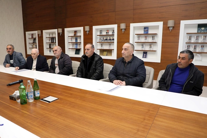 “Azəriqaz”ın baş direktoru Xızıda vətəndaş qəbulu keçirdi — FOTOLAR “Azəriqaz”ın baş direktoru Xızıda vətəndaş qəbulu keçirdi — FOTOLAR